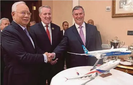  ?? BERNAMA PIC ?? Prime Minister Datuk Seri Najib Razak with Boeing chief executive officer Kevin McAllister (right) and Malaysia Airlines chief executive officer Peter Bellew at the memorandum of understand­ing signing ceremony between Boeing and Malaysia Airlines in Washington, US, yesterday.