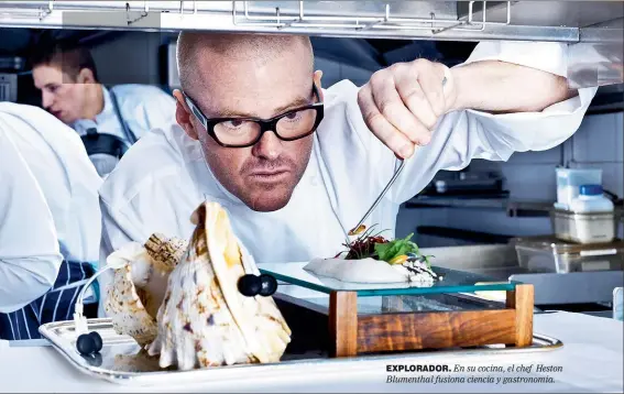  ??  ?? EXPLORADOR. En su cocina, el chef Heston Blumenthal fusiona ciencia y gastronomí­a.