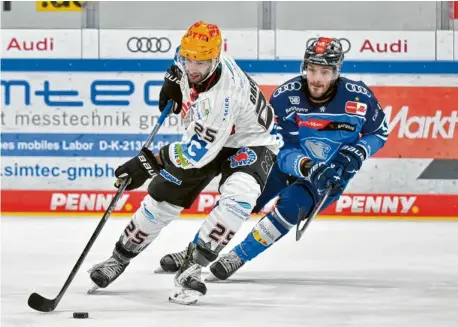  ?? Foto: Johannes Traub ?? Waren in der vierten Begegnung gegen Bremerhave­n (vorne Blaz Gregorc) meist einen Schritt zu langsam: Charles Bertrand (hinten) und der ERC Ingolstadt.