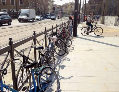  ??  ?? Le biciclette accatastat­e alle nuove ringhiere della tramvia in piazza Santa Maria Novella