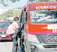  ?? ?? • Estudiante­s de municipios viven pesadilla en el transporte con horas interminab­les de viaje.