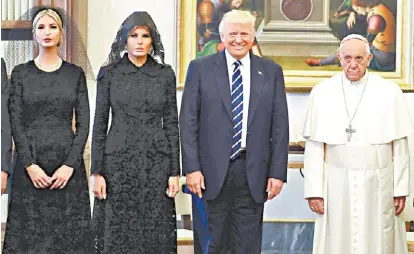  ?? EVAN VUCCI/AFP ?? Ivanka, Melania y Donald Trump fueron recibidos ayer por el papa Francisco.