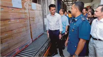  ?? PIC BY AIZAT SHARIF ?? Deputy Home Minister Datuk Mohd Azis Jamman (left) visiting the second phase of the ICQS Integrated Constructi­on Project Site in Bukit Kayu Hitam yesterday.