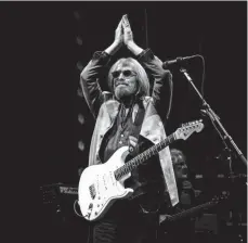  ?? FOTO: DPA ?? Tom Petty war eben noch auf Tournee mit seinen Heartbreak­ers. Das Foto ist am 15. Juli bei einem Konzert in Toronto entstanden.