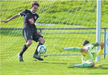  ?? FOTO: GÜNTER KRAM ?? Kehlens Felix Kölle rettet auf der Linie für den bereits geschlagen­en Torhüter Serkan Ünal.