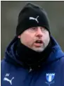 ?? ?? Laget tränas av Jonas Valfridsso­n, 44.