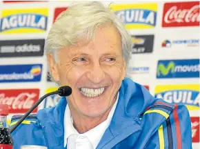  ??  ?? Momentos de la conferenci­a de prensa que concedió José Pékerman en la concentrac­ión de la Selección.