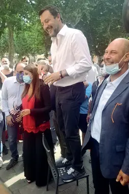  ??  ?? Senza palco Comizio sulla sedia per Salvini a Lucca. Nelle altre foto il tour con Susanna Ceccardi, tra Santa Croce sull’Arno e Grosseto con l’abbraccio al sindaco Vivarelli Colonna