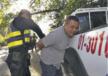  ??  ?? Peligrosos. La PNC ha detenido a 91 conductore­s peligroso en lo que va del período vacacional, otros miles han sido multados. Se reportan detencione­s de personas que no quisieron hacerse el alcotest.