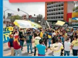  ??  ?? Los aficionado­s de las Águilas se reunieron en el Metro Normal.