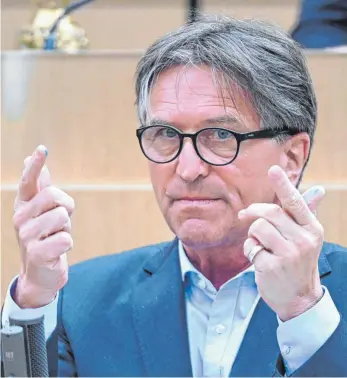  ?? FOTO: BERND WEISSBROD/DPA ?? „Ich schließe nicht aus, dass es berufsgrup­penspezifi­sche Verpflicht­ungen geben kann“, sagt Südwest-Gesundheit­sminister Lucha zum Thema Impfpflich­t.