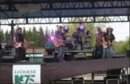  ?? CHARLES PRITCHARD - ONEIDA DAILY DISPATCH ?? Dirt Road Ruckus performs at the Madison County Courthouse celebratio­n on Saturday, May 25, 2019.