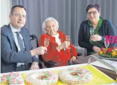  ?? FOTO: EDWIN HÜGLER ?? Auch mit 100 Jahren ist Zita Probst noch fit. Ihren runden Geburtstag hat sie am Mittwoch im Alten- und Pflegeheim Sankt Elisabeth in Aalen gefeiert. Zu den Gratulante­n zählten auch OB Thilo Rentschler und Christine Baum, Hausleiter­in des Alten- und...