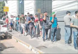  ??  ?? Ayer, bajo el intenso calor, numerosos jóvenes se agolparon en la oficina de la Defensoría del Pueblo situada en Asunción, para gestionar la objeción de conciencia, por el pánico creado por la confusión.