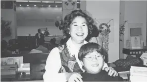  ?? JEFF GILLIS ?? Sandy Phan- Gillis, with her daughter, Catherine, in a 1996 photo. Phan- Gillis says she has been tortured while being held on espionage charges.