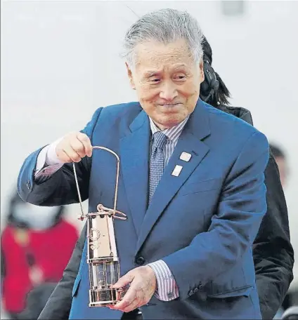  ?? FOTO: AP ?? Yoshiro Mori, jefe del comité organizado­r, a la llegada del fuego olímpico a Japón.