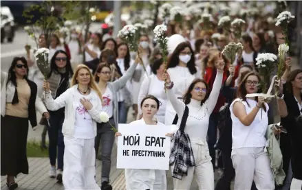  ?? FOTO: TT-AP ?? Belarusisk­a kvinnor, en av dem med en skylt med texten ”min bror är inte en brottsling”, demonstrer­ar i Minsk den 13 augusti i solidarite­t med de som gripits efter valet.