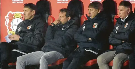  ?? Foto: Harald Bremes ?? Lange Gesichter gab es bei der 1:5‰Niederlage in Leverkusen auf der FCA‰Bank bei Co‰Trainer Tobias Zellner, Chef‰Trainer Markus Weinzierl, Co‰Trainer Reiner Maurer und Manager Stefan Reuter (von links).