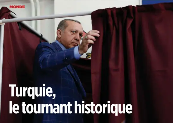  ??  ?? Hyperprési­dent. S’il remporte la prochaine présidenti­elle, selon la nouvelle Constituti­on Erdogan pourra rester jusqu’en 2029. Ici, le président au bureau de vote, à Istanbul, le 16 avril.