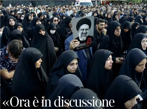  ?? (Epa) ?? Il dolore Donne iraniane vestite con chador neri tengono in mano foto del defunto presidente iraniano Ebrahim Raisi mentre prendono parte a una cerimonia di lutto a Teheran