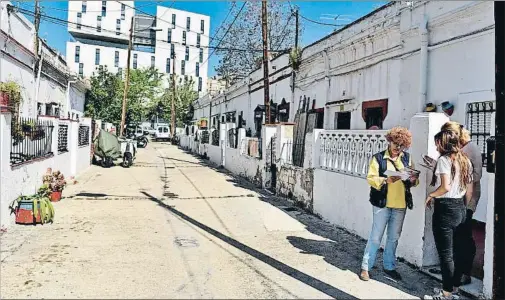  ?? ÀLEX GARCIA ?? La vida cotidiana en este pasaje, muy cerca de la plaza Francesc Macià, es muy parecida a la de un pequeño pueblo