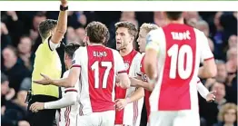  ?? FRANK AUGSTEIN/AP PHOTO ?? BANYAK DRAMA: Wasit Gianluca Rocchi memberikan kartu merah untuk Joel Veltman (empat dari kiri). Sebelumnya, wasit juga mengusir Daley Blind.