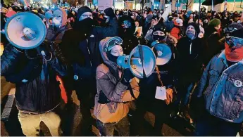  ?? FOTO ČTK/AP ?? Největší protesty od pádu komunismu zažila v sobotu Varšava, lidé protestova­li za právo žen na interrupci