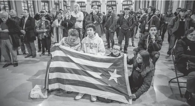  ?? Foto: dpa ?? Anhänger des separatist­ischen Lagers in Katalonien warten in Barcelona auf die Ergebnisse der Regionalwa­hl am 21. Dezember.