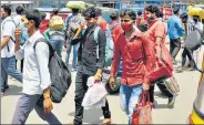  ?? AGENCY ?? Migrant workers arrive in Hyderabad large numbers on Sunday in search for job.