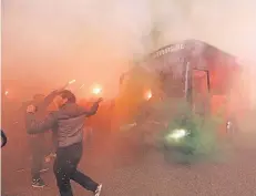  ?? FOTO: IMAGO ?? Der Einsatz von Pyrotechni­k gehörte zu den Begleiters­cheinungen der Ausschreit­ungen in Rotterdam.