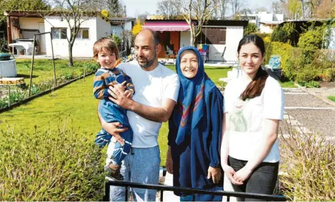  ?? Fotos: Silvio Wyszengrad ?? Vier Jahre musste Familie Sari auf ihren Schreberga­rten warten. Nun genießt sie die Freiheit, die er ihnen gibt. Celali mit Sohn Achmed, Dilek und Fatima Sari (von links) verbringen viel Zeit in ihrer Grünparzel­le. Dort vergessen sie manchmal sogar die Sorgen, die Corona mit sich bringt.