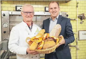  ?? FOTO: NILL ?? Franz-Josef Wandinger (l.) und Franz Moosherr tauschen sich über Entwicklun­gen im Bäcker-Handwerk aus.