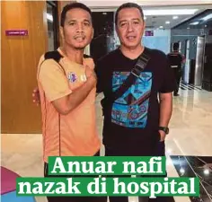  ??  ?? ANUAR (kiri) bersama rakan yang melawatnya di sebuah hospital di Shah Alam.