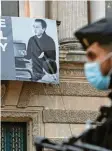  ?? Foto: Guyot, dpa ?? Ein Polizist bewacht die Oper von Mont‰ pellier, wo ein Plakat an den Lehrer Samuel Paty erinnert.