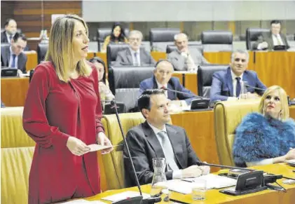  ?? EL PERIÓDICO ?? La presidenta de la Junta, María Guardiola, ayer en el pleno de la Asamblea.