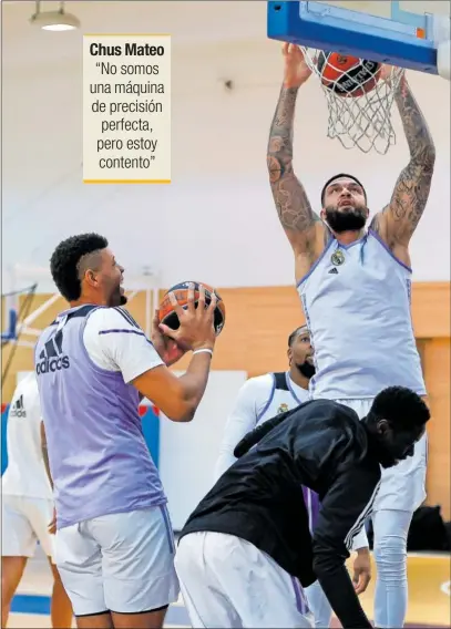  ?? ?? Vincent Poirier machaca el aro en un entrenamie­nto rodeado por Tavares, Yabusele y Ndiaye.