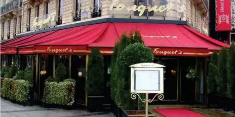  ??  ?? La célèbre brasserie parisienne Le Fouquet's a rouvert ses portes samedi à quelques clients fidèles, avant une réouvertur­e totale dimanche 14 juillet, quatre mois après avoir été sévèrement endommagée par une manifestat­ion des "gilets jaunes".