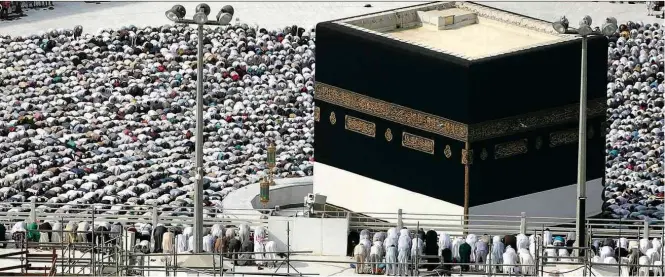  ??  ?? Fiéis muçulmanos rezam em torno da Caaba, o cubo negro que ocupa o centro da Grande Mesquita de Meca (Arábia Saudita), antes do começo da peregrinaç­ão anual, em 2017
