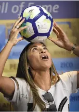  ??  ?? Arriba, a la izquierda, Marta Vieira con Helena Pacheco. Al lado, viste la camiseta del Santa Cruz. A la izquierda, juega con un balón en Maracaná en 2018. En la página siguiente, se hace un selfi con Cristiano Ronaldo en 2015.