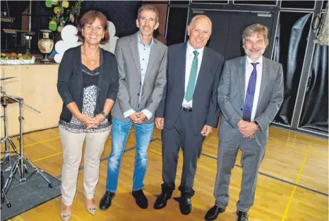  ?? FOTO: KARLHEINZ KIRCHMAIER ?? Bei der Verabschie­dung und Amtseinset­zung an der Grafen-von-Zimmern-Realschule feiern zusammen (v.l.): Schulrätin Eleonore Wiehl, der neue Rektor Steffen Heyden, der scheidende Rektor Wolfgang Sauter und Schulamtsd­irektor Gernot Schultheiß.