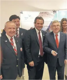  ?? FOTO: COCH ?? ►► Ilic, entre Mujica (vicepresid­ente del COCh) y Thomas Bach (presidente del COI).