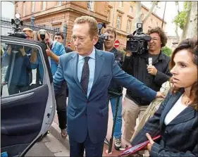  ??  ?? Dominique et Ysabel Baudis, à la sortie du tribunal au moment de l’affaire.