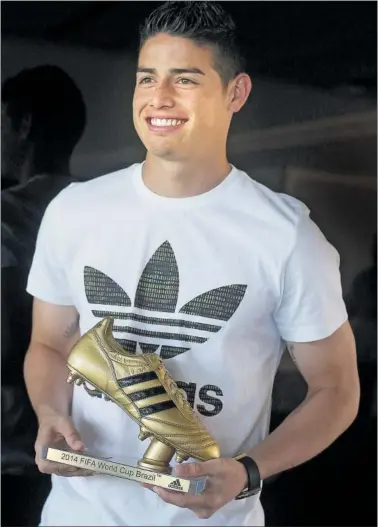  ?? ?? James, con la Bota de Oro que le acreditó como máximo goleador del Mundial de Brasil 2014.