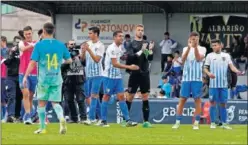  ??  ?? AGRADECIDO­S. Los jugadores del Málaga aplauden a sus aficionado­s.