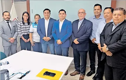  ?? CORTESÍA ?? Evento. Las personas que eligieron el directorio de Fedeguayas, presidido por Roberto Ibáñez (centro), están a la espera de la apelación presentada ante Fedenador.