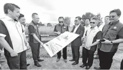  ??  ?? LEN ditemani (dari kiri) Dennis, Abdullah, Razak, Snowdan dan Dr Hazland melihat reka bentuk Kampung Digital yang akan dibina di Taman Perindustr­ian Teknologi Tinggi Samajaya.