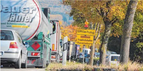  ?? FOTO: MARVIN WEBER ?? Kein Durchkomme­n: Auf der B 33 von Ittendorf nach Markdorf staut sich der Verkehr auf einer Länge von mehreren Kilometern.