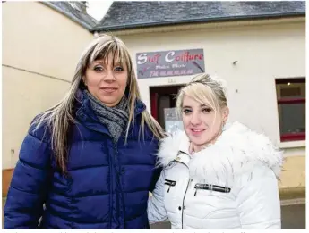  ??  ?? Stéphanie Anquetil (à gauche) et Clémence Gougeon devant le salon de Coiffure à Mont-SaintJean.