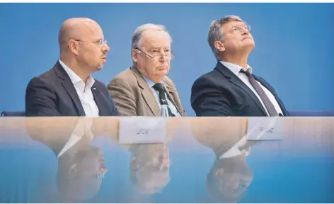  ?? FOTO: DPA ?? Kein Team: Im September sitzen Andreas Kalbitz, Alexander Gauland und Jörg Meuthen nach den Wahlen in Sachsen und Brandenbur­g nebeneinan­der.