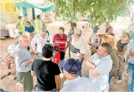  ??  ?? El secretario platicó con pobladores del Istmo de Tehuantepe­c.